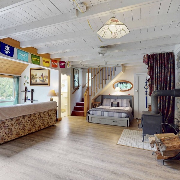 Rustic Waterfront Cabin Retreat on Scenic Lake Sutherland