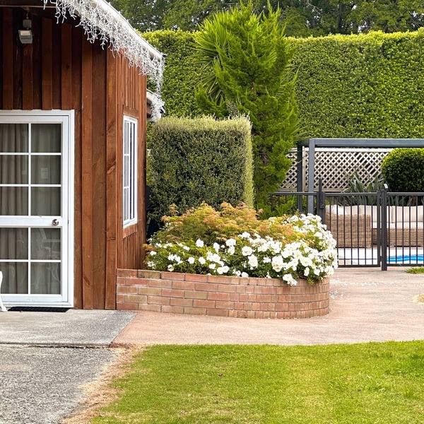 #rustlingoaks nz Boho Pool House - king bed, 10 mins to Hamilton Airport