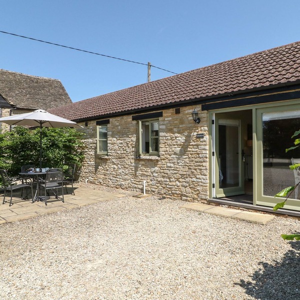 SADDLEBACKS BARN, character holiday cottage, with a garden in Burford
