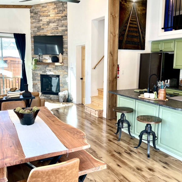 Sage Mountain Chalet w/Resort Amenities, hot tub, pool, fire pit, BBQ!