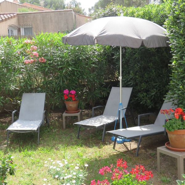 Saint-raphaël 500 m from a small sandy beach, villa garden level,