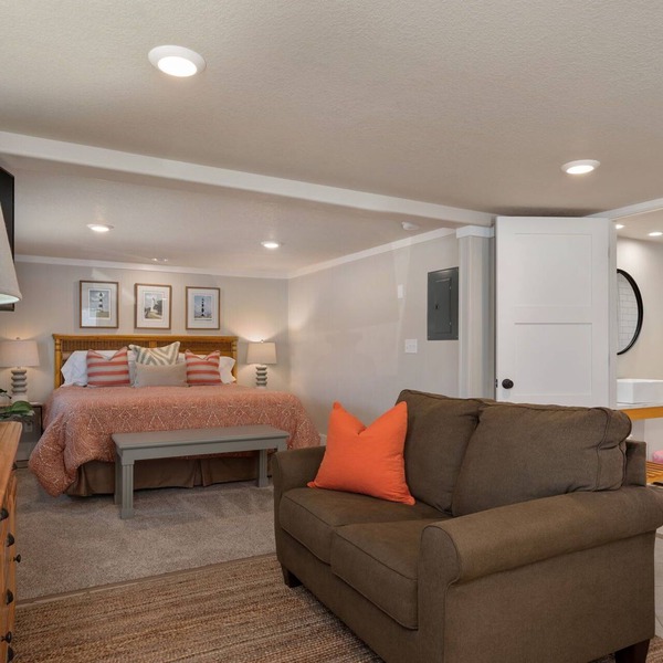Salt & Light: Charming Contemporary Studio, Dog-friendly and Close to the Beach!