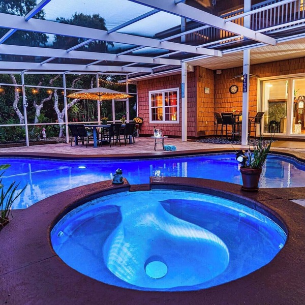 Salt water pool - jacuzzi - BBQ - walk to beach - large screened lanai