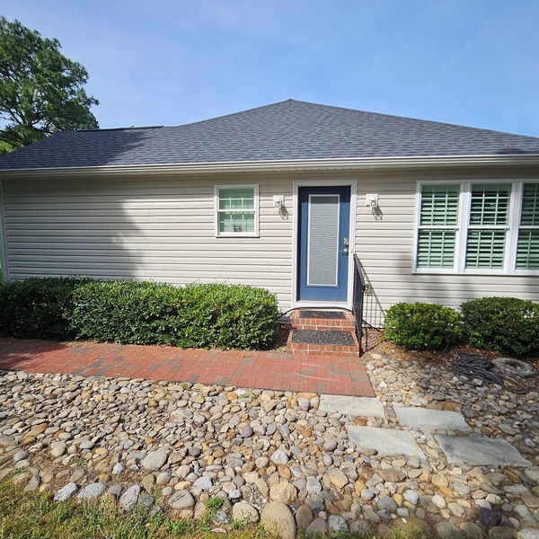 Sam's Place. UPDATED LISTING! Relax in the hot tub after a day of golf!