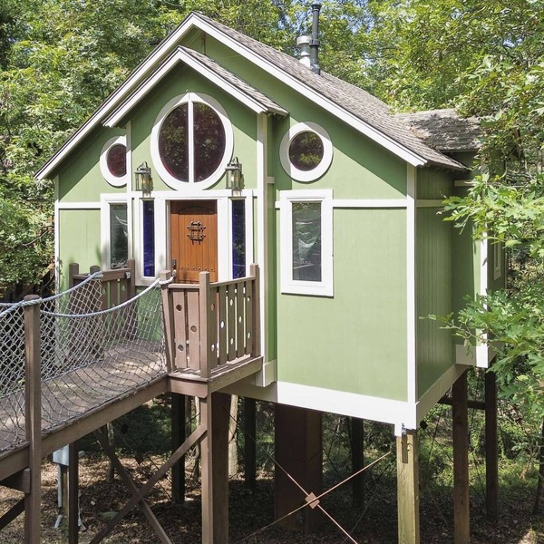 Sanctuary Treehouse with Jacuzzi