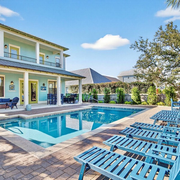 Sand Pebble: Beach steps away, FREE Golf cart, Heated pool, Bunk rooms