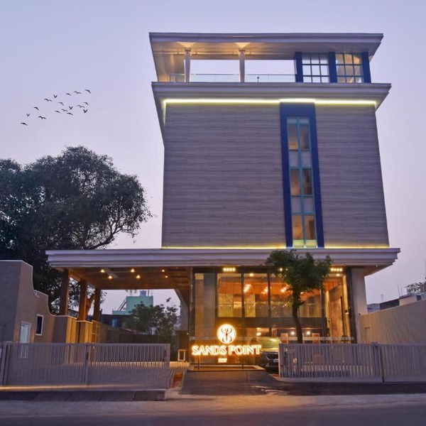 Sands Point Hotel