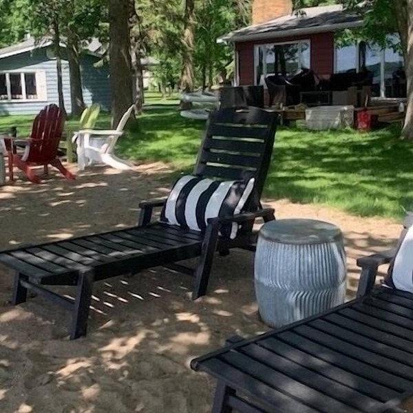 Sandy beach, pontoon INCLUDED w/summer rates! Magnolia inspired renovated home.