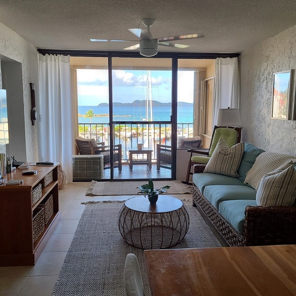 Sapphire Dreaming, Best Location! King Bed and Queen sleeper + added touches.