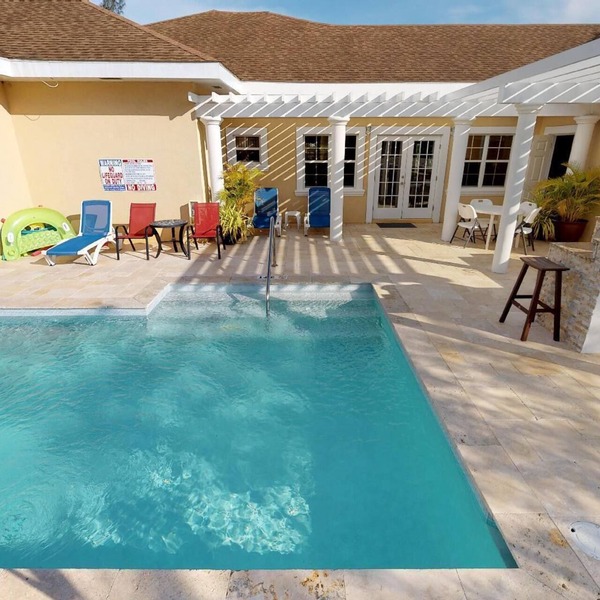 Savhaven - 4 Bed, 4 Bath with Pool, Sleeps 8 (2 minutes away from Spotts Beach)