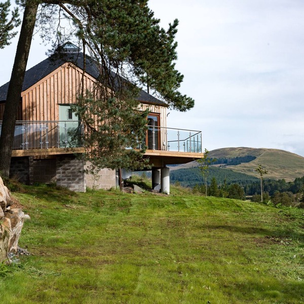 Scots Pine Treehouse @ Dalnoid - secluded, sleeps 2, hot-tub, mountain views