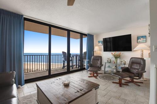 Sea Colony 8th floor condo with free WiFi balcony shared pool & ocean view