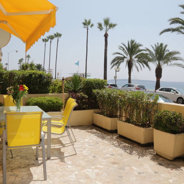 Sea view, Beach-Front Cannes Apart, Central, 2 Bed/2 Bath,A/C,Parking, Wifi