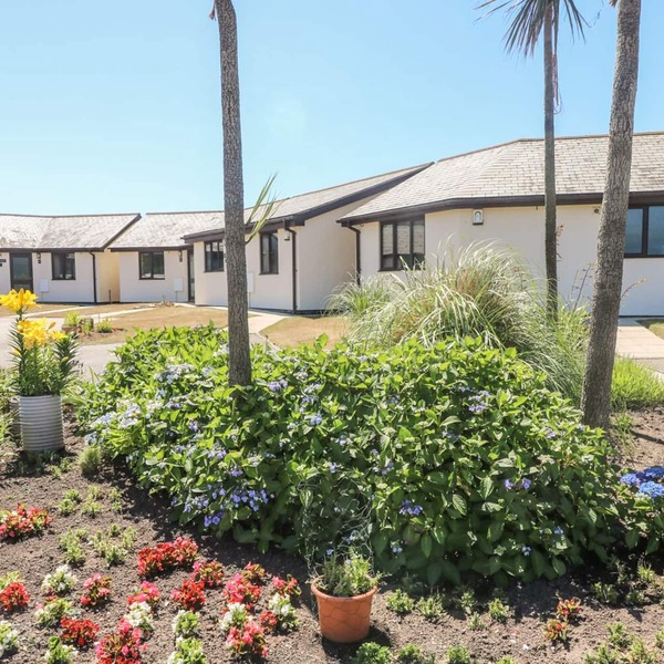 SEABREEZE, country holiday cottage, with a garden in Marazion