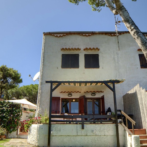Seafront house with private access to the sea. Completely renovated in 2016