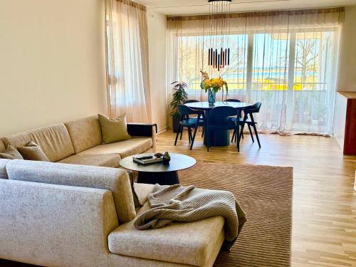 Seafront Lux Apt, Central, Beach, Direct Airport Metro