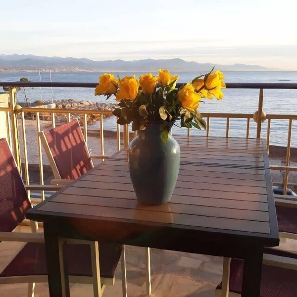 Seafront one bedroom apartment with a terrasse, swimming pool and a parking