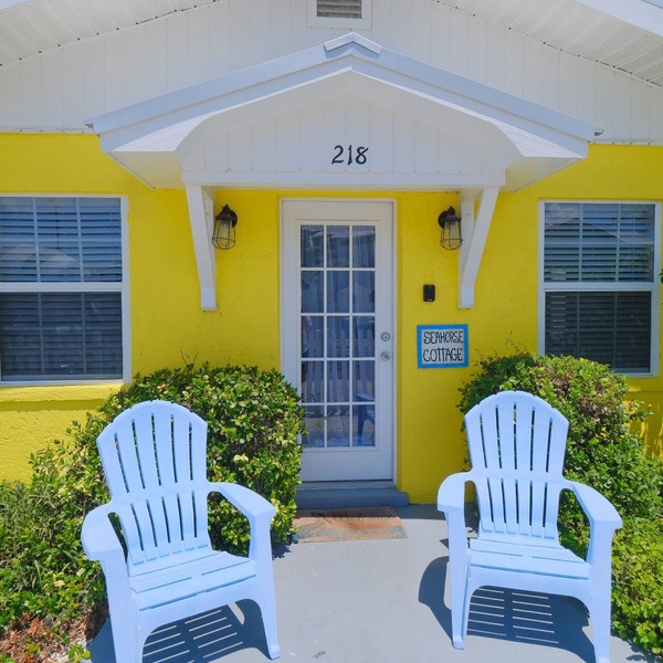 Seahorse Cottage - With shared pool, 200 feet from the beach