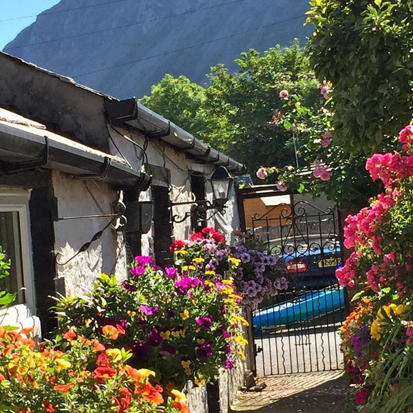 Seaside Cottage, Dogs Welcome - good walks, by beach & Snowdonia National Park