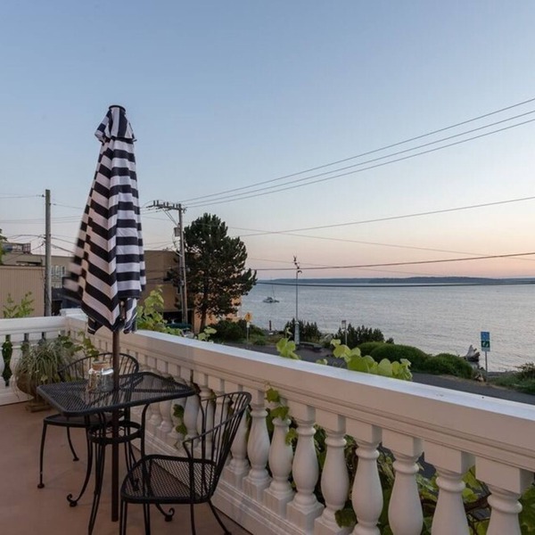 Seattle Ocean View Luxury Beach Penthouse! Free breakfast, parking, AC/WiFi
