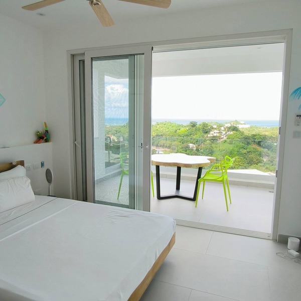 Seaview queen room with 2 shared bathrooms