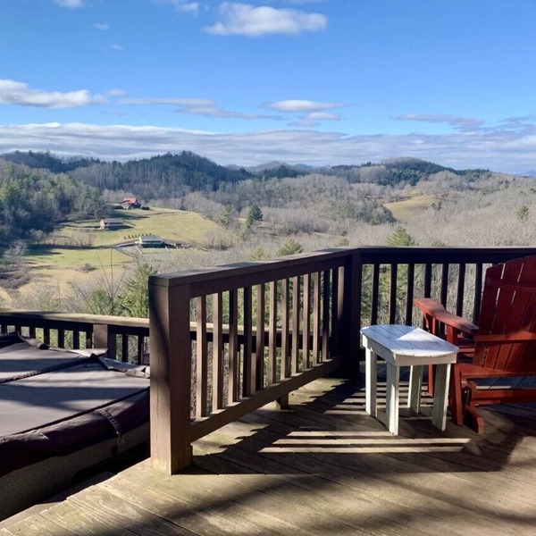 Secluded and Private Cabin with Amazing Views. Hot tub and WiFi.