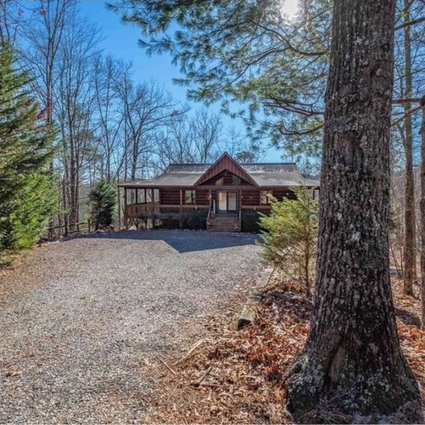 Secluded Blue Ridge-Ocoee cabin, FULL porch, fireplace, pool table, pet friendly