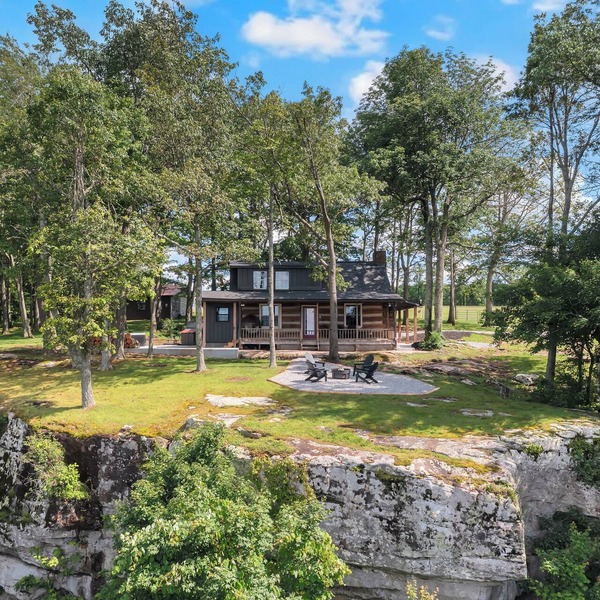 Secluded Bluff Cabin, Stargazing Hot Tub & Firepit