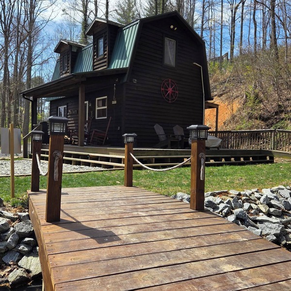 Secluded cabin perfect getaway for couples or ideal for small families!