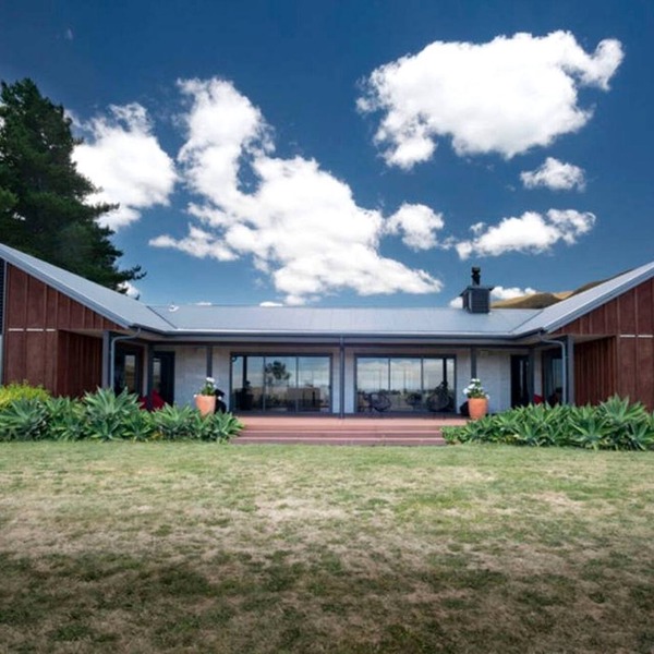 Secluded Country Cabin with a Shared Pool near Hastings, North Island