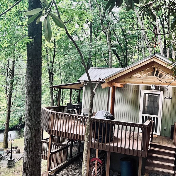 Secluded Creekside Cabin in Morganton near Linville Gorge - hot tub