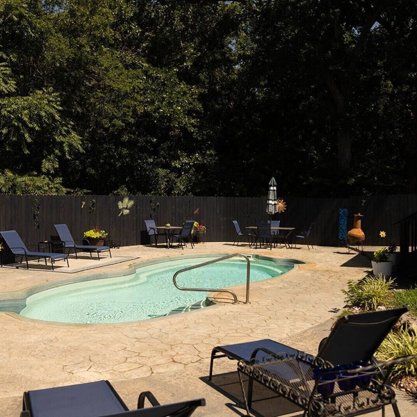 Secluded Hideaway with private pool 3-bedroom house in tranquil Tulsa