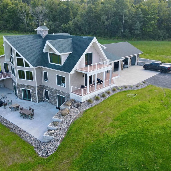 Secluded lodge, with multiple hiking trails and breathtaking views!