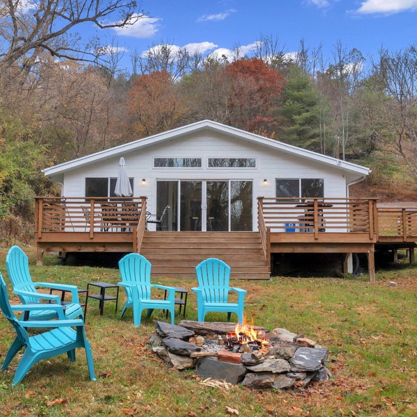 Secluded modern cabin, short walk to town, river & brewery. <25 min to Asheville