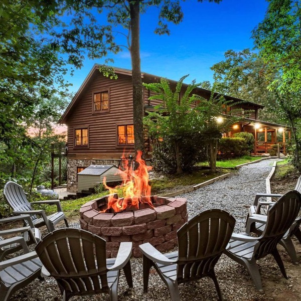 Secluded Mountain Cabin close to Helen, Georgia, Perfect for a Family Getaway
