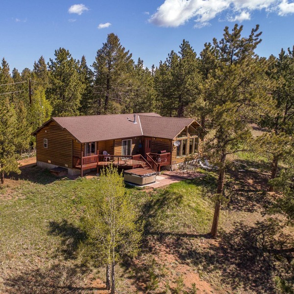 Secluded Mtn cabin on 35 acres! Pikes peak view, Hottub,close to attractions!