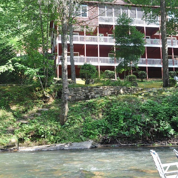 Secluded riverfront getaway in heart of wine country. 5 bedrooms & 5 bathrooms