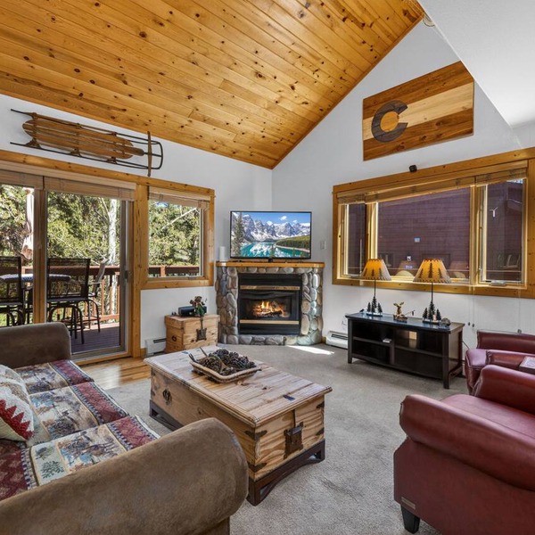 Secluded Riverfront Condo Fireplace Close to RMNP Entrance