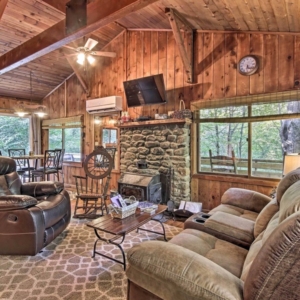 Secluded Stanardsville Cabin w/10 Acres & Hot Tub
