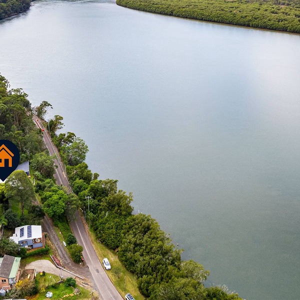 Secluded Waterfront house on rainforest acerage