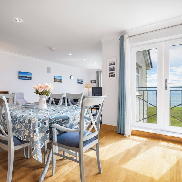 Second-floor 2-bedroom apartment with sea views overlooking the famous James Braid Brora Golf Course.
