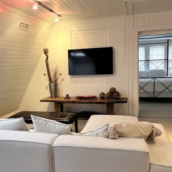 Second floor cottage apartment located in a private community.
