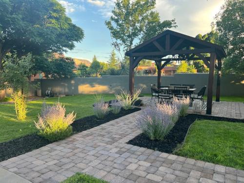 Sedona Uptown Gem!Large yard w grass and shade trees! Perfect for Easter Egg Hunts! Views! NEW! BARREL SAUNA! Close to trails, walk to Uptown Sedona, restaurants and shopping