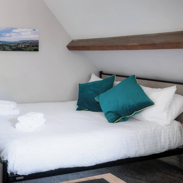 Self catered Coach House near Bath, sleep 4 with private entrance, marble bathroom, parking, Wifi