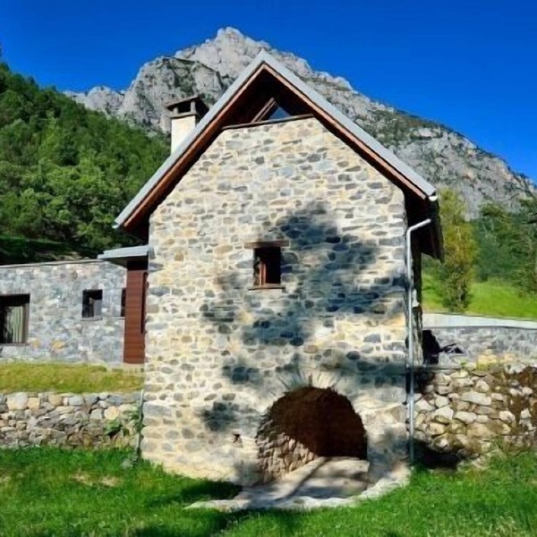 Self catering O Molín de L'Irués y A Ceresera for 4 people