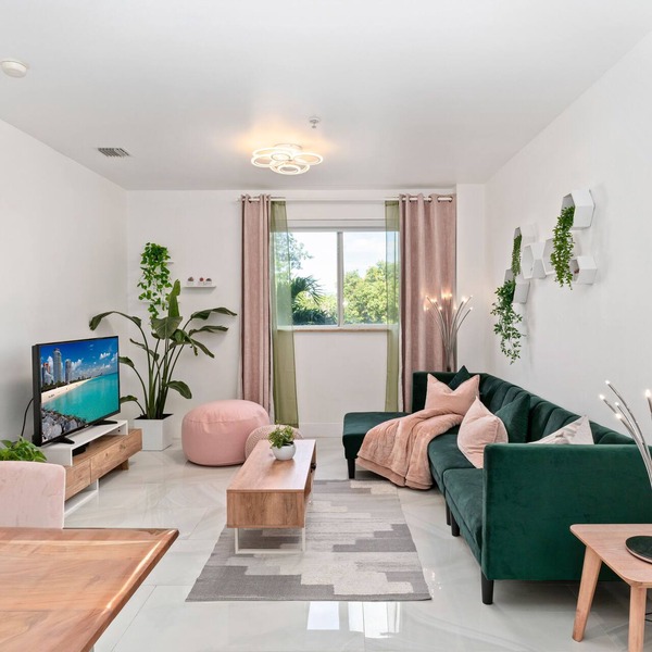 Self Check In, Free Parking , Pet Friendly Smart TV's, Desk ,Fast WIFI
