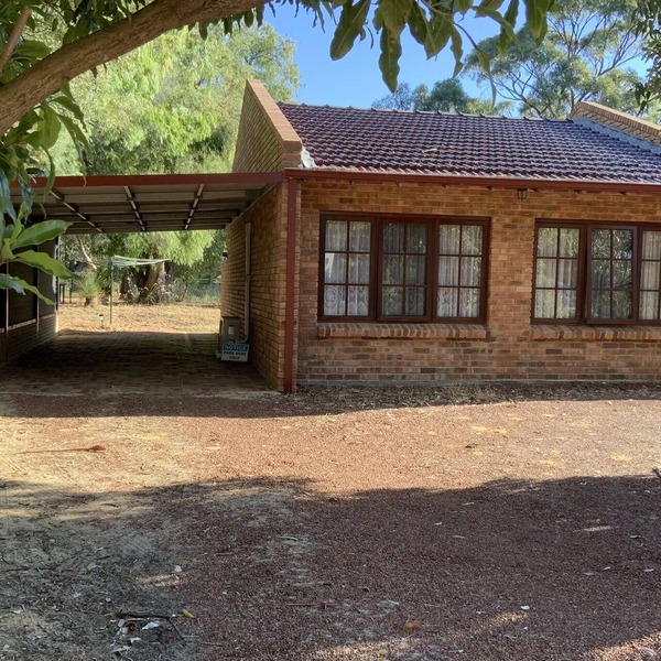 Self contained fully equipped 1 bedroomed studio on exclusive rural estate.