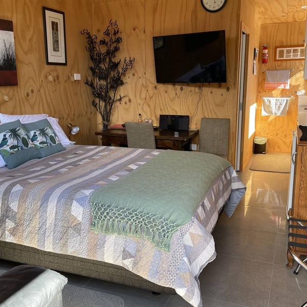 Self contained unit. By the beach and golf course only 2.2 kms to town centre