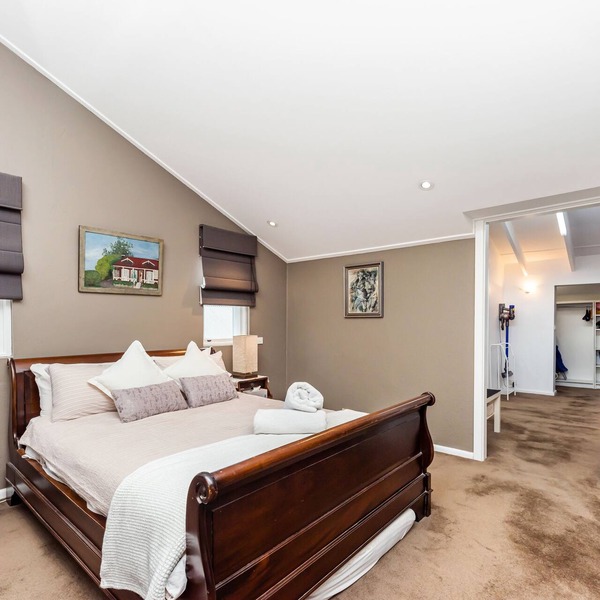Self Contained Unit Within Elegant Randwick Home
