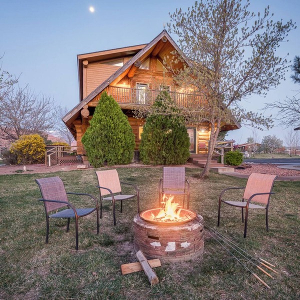 SENDERO - Sleeps 17, trailer parking, hot tub, playground, gorgeous views!